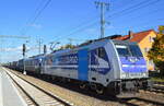 RTB CARGO GmbH, Düren [D] mit  186 300-0  [NVR-Nummer: 91 80 6186 300-0 D-Rpool] mit  193 792  [NVR-Nummer: 91 80 6193 792-9 D-ELOC] und Containerzug am Haken am 12.10.22 Durchfahrt Bahnhof Golm.