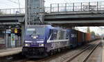 RTB CARGO GmbH, Düren [D] mit der Railpool Lok  186 423-0  [NVR-Nummer: 91 80 6186 423-0 D-Rpool] und einem Containerzug  am 24.10.22 Durchfahrt Bahnhof Berlin Hohenschönhausen.