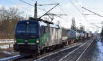 RTB CARGO GmbH, Düren [D] mit der relativ neuen ELL Vectron  193 498  [NVR-Nummer: 91 80 6193 498-3 D-ELOC] und einem Containerzug am 19.01.24 Durchfahrt Bahnhof Berlin Hohenschönhausen.