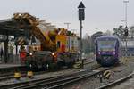 Der von SWIETELSKY eingesetzte Gleisbauschienenkran KRC 1600 Multi Tasker (D-RTS 99 80 9419 011 - 8) auf Gleis 5 des Friedrichshafener Stadtbahnhofes (22.03.2017).