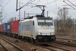 186 428-9 der RTB Cargo mit einem Containerzug in Berlin Schönefeld Flughafen am 21.03.2017