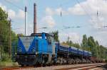 Diesellokomotive MaK DH 1004 der Rurtalbahn mit der Betriebsnummer V 104, Um-/Neubau im Jahre 2000 von Vossloh aus Teilen der 211 235 (V 100), mit Seitenentladewagen fr Schottertransport in Datteln