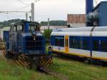 Im Bombardier-Werk in Aachen rangiert V35 der Rurtalbahn, eine MaK G 320 B, Bj.1968, nachdem sie einen SLT 2600 Triebzug die hier fr die Niederlande gebaut werden umgesetzt hat.