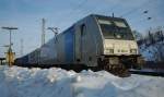 Bei 185 684-8 kann man nur von einer Seite sehen, fr welches Unternehmen die Railpool-Mietlok fhrt. Hier musste sie mit ihrem Containerzug in Richtung Sden in Eichenberg einen Signalhalt einlegen. Aufgenommen am 05.01.2010.