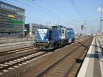 209 005-8 der Rurtalbahn fhrt mit einer unbekannten Lok durch Bielefeld.