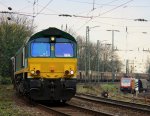 Die Class 66 V266/PB10 von der Rurtalbahn-Cargo kommt mit einem Bleizug aus Antwerpen-Lillo(B) nach Stolberg-Hammer und fhrt in Aachen-West und im Hintergrund steht die 185 601-2 von Crossrail auf