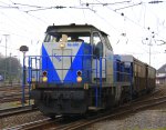 V105  Sally  von der Rurtalbahn fhrt mit einem Bleizug aus Antwerpen-Lillo(B) nach Stolberg-Hammer bei der Ausfahrt in Aachen-West bei Wolken am 13.4.2012.