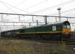 Die Class 66 PB17 von der Rurtalbahn steht mit einem sehr langen Autoleerzug in Montzen-Gare(B) bei Nieselregen am 6.5.2012.