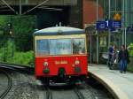 Die wartenden Fahrgste im Haltepunkt Aachen-Schanz schauen staunend und schmunzelnd am 06.06.2012 auf den Talbot Taunus (T1), mit dem das Institut fr Schienenfahrzeuge der RWTH Aachen eine