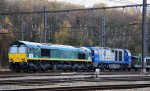 Die Class 66 V266/PB10 von der Rurtalbahn-Cargo und die V206 beide von der Rurtalbahn stehen in Montzen-Gare(B) mit einem sehr langen Autoleerzug bei schnem Herbstwetter am 25.11.2012.