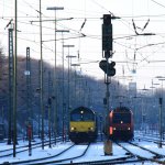 Die Class 66 V266/PB10 von der Rurtalbahn-Cargo steht in Aacehn-West mit einem sehr langen Autoleerzug und wartet auf die Abfahrt nach Belgien und auf dem Nebengleis steht die 482 002-3 von der SBB