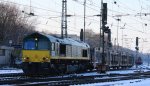 Die Class 66 V266/PB10 von der Rurtalbahn Cargo fhrt mit viel Gas mit einem sehr langen Autoleerzug von Aachen-West nach Belgien und auf dem Nebengleis steht die 482 002-3 von der SBB Cargo mit einem