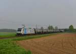 185 680 mit einem Kesselzug am 01.05.2013 bei Plattling.