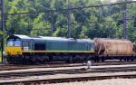 Die Class 66 V266/PB10 von der Rurtalbahn-Cargo steht in Montzen-Gare(B) mit einem langen Getreidezug bei schnem Sommerwetter am 14.7.2013.