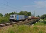 185 684 mit einem Containerzug am 18.07.2013 auf der Isarbrcke bei Plattling.