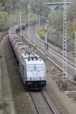 Ein Kesselwagenzug, gezogen von einer Railpool Lok (angemietet durch die Rurtalbahn GmbH), durchfhrt am 08.11.13 den Bahnhof Frankfurt (Oder) - Rosengarten in stlicher Richtung.