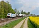 185 639 mit einem Autozug am 24.04.2014 bei Langenisarhofen.