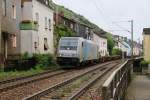 Railpool 185 676-4 der Rurtalbahn Cargo mit leerem Containerwagen in Fahrtrichtung Norden.