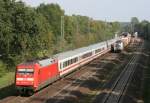 101 042 mit IC 2311  Nordfriesland  (Westerland–Kln–Stuttgart) berholt WLC 1216 950 mit DGS 43951 (Rurtalbahn, Hamburg-Waltershof–Enns) am 05.10.2010 zwischen Sprtze und Tostedt