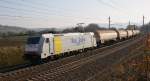 Hier kommt bei Böheimkirchen auf der Westbahn am Vormittag des 14.11.2014 die 185 637-6 der Rurtalbahn Cargo mit einem Kesselzug vorbei.