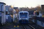 Ein Regio-Sprinter der Rurtalbahn von Heimbach-Eifel nach Düren-Hbf kommt aus Richtung Heimbach und fährt in Kreuzau-Eifel ein und fährt dann weiter in Rictung Düren.
Aufgenommen vom Bahnsteig in Kreuzau-Eifel.
Bei schönem Sonnenschein am Nachmittag vom 31.12.2015.