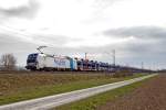 Die 193 810-5 fährt als Zuglok zusammen mit der Schublok 193 249 mit einem Autozug in Thüngersheim vorbei.Bild vom 13.3.2016