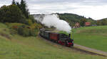 Die SAB 930 (T3) zieht am 03.10.2021 ihren Personenzug von Münsingen nach Engstingen.