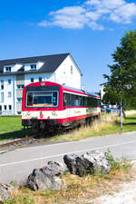 VT 41 hat als Freizeitexpress Ostalb am 24.07.2022 den Bahnhof Amstetten erreicht und rangiert nun in den DB Teil des Bahnhofs, um weiter nach Ulm zu fahren.