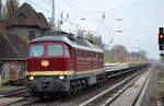 Salzland Rail Service GmbH, Bernburg (Saale) mit ihrer  132 068-8  (NVR:  92 80 1232 068-7 D-SLRS ) und einem Ganzzug Oberbaustoffwagen mit Beton-Gleisschwellen am 16.11.22 Berlin Buch.