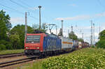 482 014 der SBB Cargo passiert mit ihrem Bertschi-Containerzug aus Ruhland kommend am 29.05.22 Peißen und wird ihn über Halle(S) nach Ludwigshafen bringen.