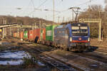 SBBC 193 519 mit einem langem Containerzug in Köln West am 13.01.2025