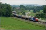 Eine Re482 der SBB-Cargo ist im Juni 2008 mit einem ler nach Basel unterwegs.