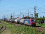 Re 482 009 bei der Vorbeifahrt am Stellwerk Stralsund Abzw.