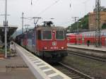 Eine Doppeltraktion von SBB Cargo Elektrolokomotiven der Reihe 421 durchfahren mit einem Containerzug im Juni 2011 den Koblenzer Hauptbahnhof.