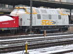 Blick vom Bahnsteigende stark rangezoomt auf die SGL V270.09 221 121 in Weiden.