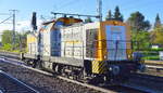 SGL - Schienen Güter Logistik GmbH, Dachau mit  V 150.03  [NVR-Nummer: 92 80 1293 509-6 D-SGL] am 16.11.20 Durchfahrt Bf.