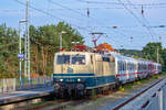 SEL Lok 181 213 mit Sonderzug abfahrend am frühen Abend im Ostseebad Binz nach Neumünster.