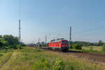 233 278 ist mit einem leeren Autotransportzug auf dem Weg nach Eberswalde zur Instandsetzung. Ein eher ungewöhnlicher Anblick aus Richtung Stralsund kommend. Das Lag an einer Streckensperrung am Karowerkreuz bei Bernau/Berlin durch Umbaumaßnahmen. 26.06.2019