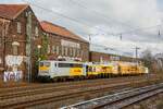 140 797-2 Schweerbau mit zwei Stopfmaschinen in Wuppertal Unterbarmen, am 11.03.2023.