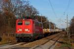 Die 140 797-2 der LDS mit dem Seitenlogo der Fa. Schweerbau hat am 03.12.2015 schwer mit einem Schwellenzug in Sachsenhausen zu ziehen.
Die Aufnahme wurde vom Bahnsteig des Hp Sachsenhausen (Nordbahn) gemacht
