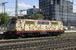 Die 111 057-6 der Smart Rail GmbH abgestellt in München Ostbahnhof am 21.05.22