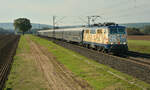 Mit einem fröhlichen Pfeifkonzert kam die SmartRail 111 223-4 mit dem Sonderzug Passau - Eisenach am  Fotobaum  bei Retzbach im Maintal um die Kurve.