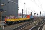 Sonata Logistics 203 162-3 Rangiert am 01.12.18 bei einen Bauzugeinsatz in Frankfurt am Main Hbf mit einem Flachwagen vom Bahnsteig aus fotografiert