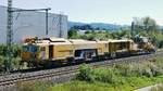 Stopfexpress 09-3X und eine Schotterverteil- und Planiermaschine von SPITZKE am 04.09.2019 bei Ummendorf in Fahrtrichtung Ulm.