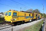 Spitzke Die Gleispower Plasser und Theurer Unimat 09-4x4/4S Stopfmaschine am 11.04.20 auf einer Gleisbaustelle in Maintal Ost von einen Parkplatz aus fotografiert 