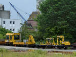 Ein Gleisarbeitsfahrzeug plus Anhänger der Spitzke Logistik GmbH war Anfang Juni 2024 in Husum abgestellt.
