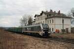 159 211 (90 80 2159 211 2D-RCM) der Starkenberger Baustoffwerke GmbH (SBW) am 24.2.2022 beim kurzen Kreuzungshalt in Pößneck ob.