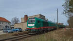 Am 13.04.2022 zog 264 005 einen Sandzug von Kayna nach Braunichswalde durch den Bahnhof von Großenstein.