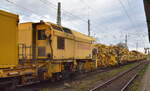 STRABAG Gleisumbauzug Matisa P 95 (Schwellenlogistik), Nr.:  99 80 9310 001-9 D-BRS  + Beiwagen am Haken von  185 407-4  am 25.11.24 Höhe Bahnhof Magdeburg-Neustadt.