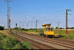 Das auf den Namen  Güstrow MZA  getaufte Mehrzweck-Gleisarbeitsfahrzeug mit Pantograph (99 80 9636 006-5 D-SRFL) strebt Richtung Weißenfels und wurde bei der Ausfahrt in Großkorbetha